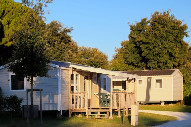 Mobil-home avec terrasse dans un camping ensoleillé