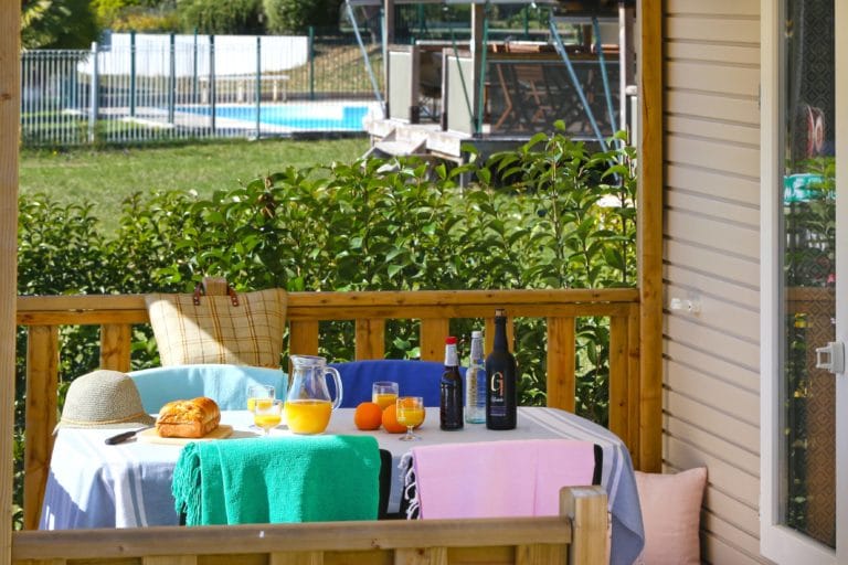Petit-déjeuner en terrasse avec jus et viennoiserie.