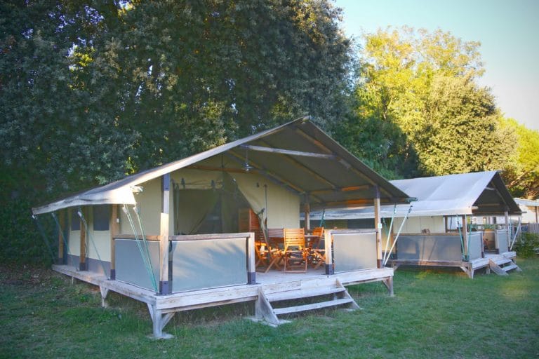Tente safari en bois et toile, camping nature.