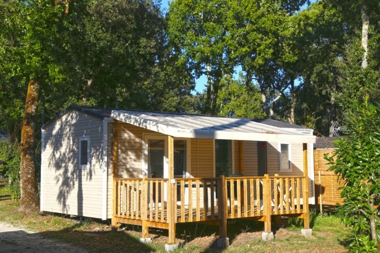 Mobil-home ensoleillé près des arbres
