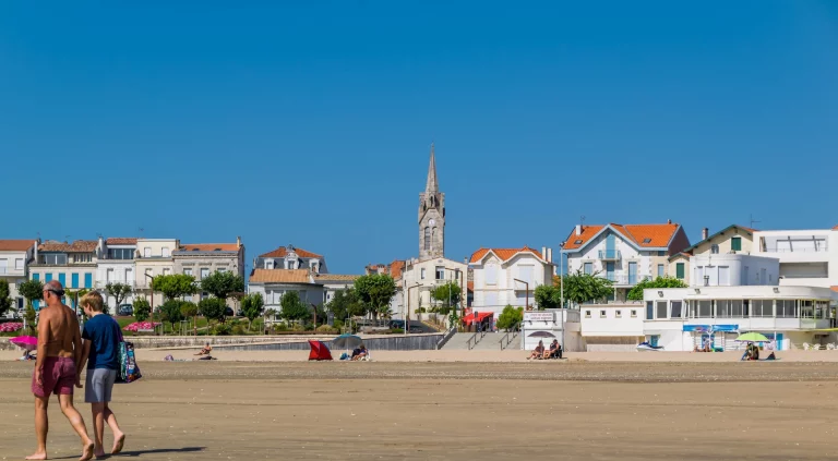 Balade sur la plage de Saint-Georges-de-Didonne en Charente-Maritime.