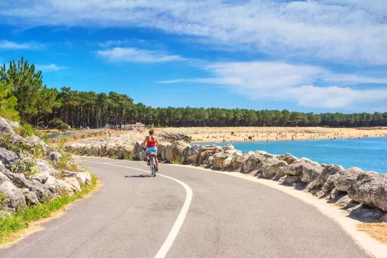 Balade à vélo en famille près de Royan et du camping 3 étoiles Les Chênes Verts.