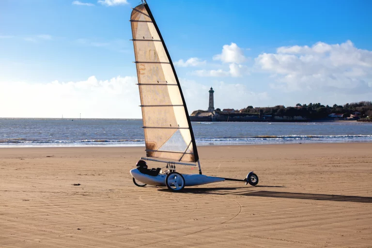 Activité char à voile sur les plages de Royan proche du camping en Charente-Maritime.