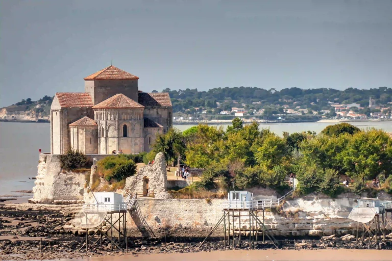 Vue sur l'église de Talmont-sur-Gironde près du camping Les Chênes Verts 3 étoiles.