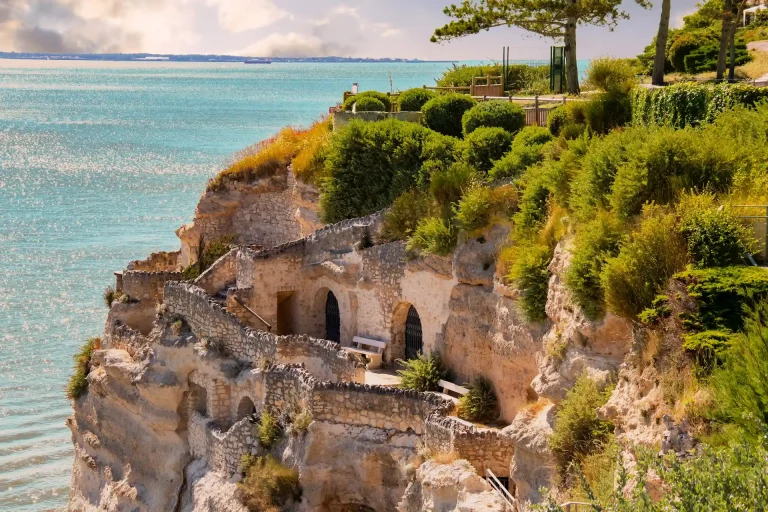 Visiter les grottes troglodytiques près du Camping à Meschers-sur-Gironde en Charente-Maritime.