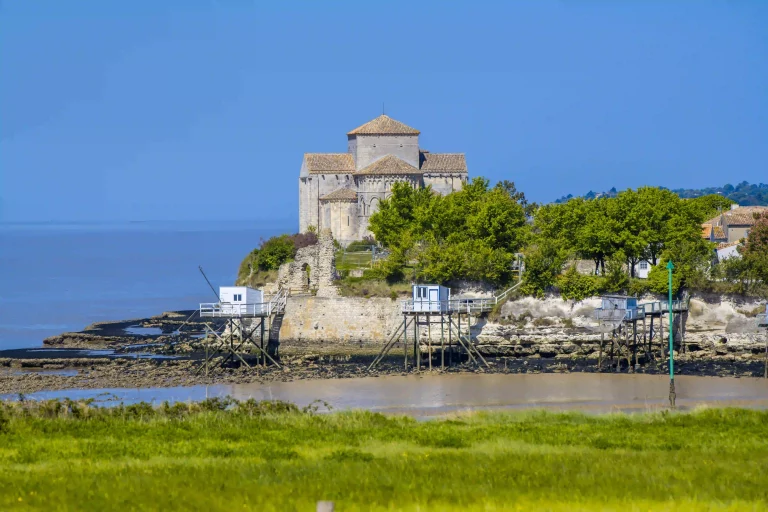 Camping près de Talmont-sur-Gironde et de son église en Charente-Maritime.