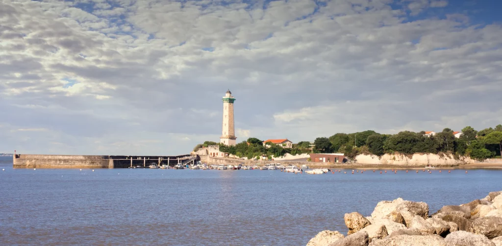 Vue sur le phare de Saint-Georges-de-Didonne près du camping en Charente-Maritime.