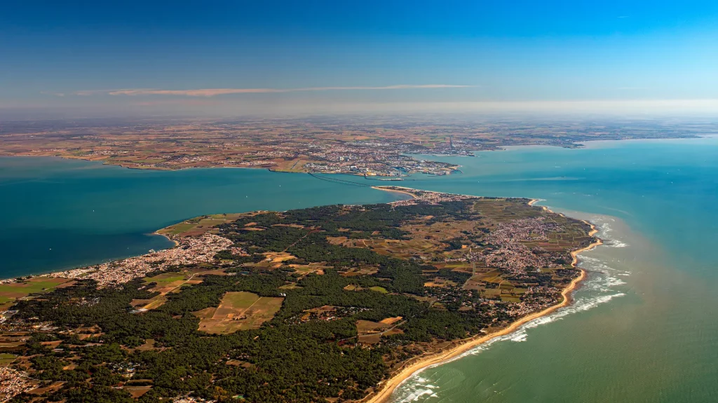 Vue aérienne sur la ville de Royan où se trouve le camping Les Chênes Verts en Charente-Maritime.