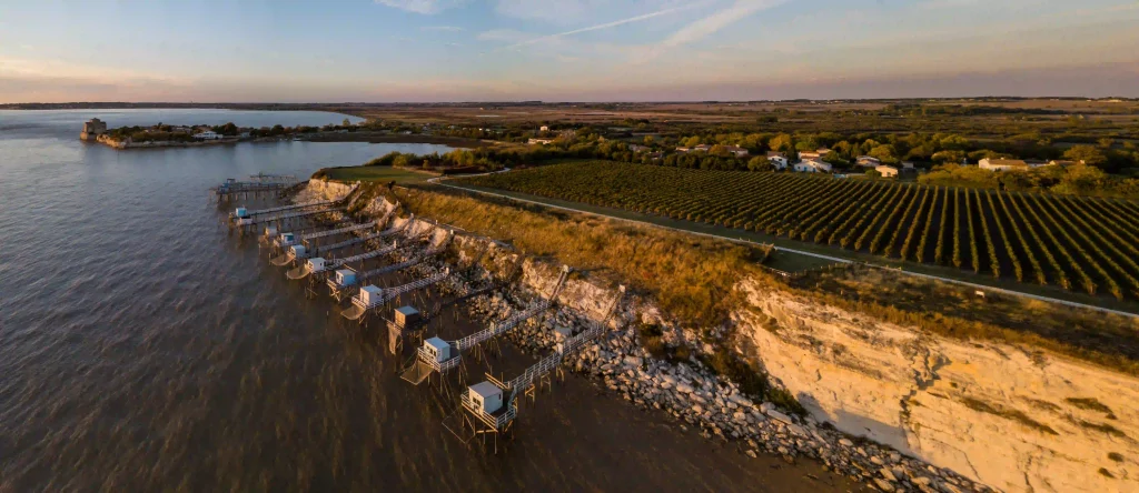 Vue aérienne sur les carrelets de Talmont-sur-Gironde en Charente-Maritime.
