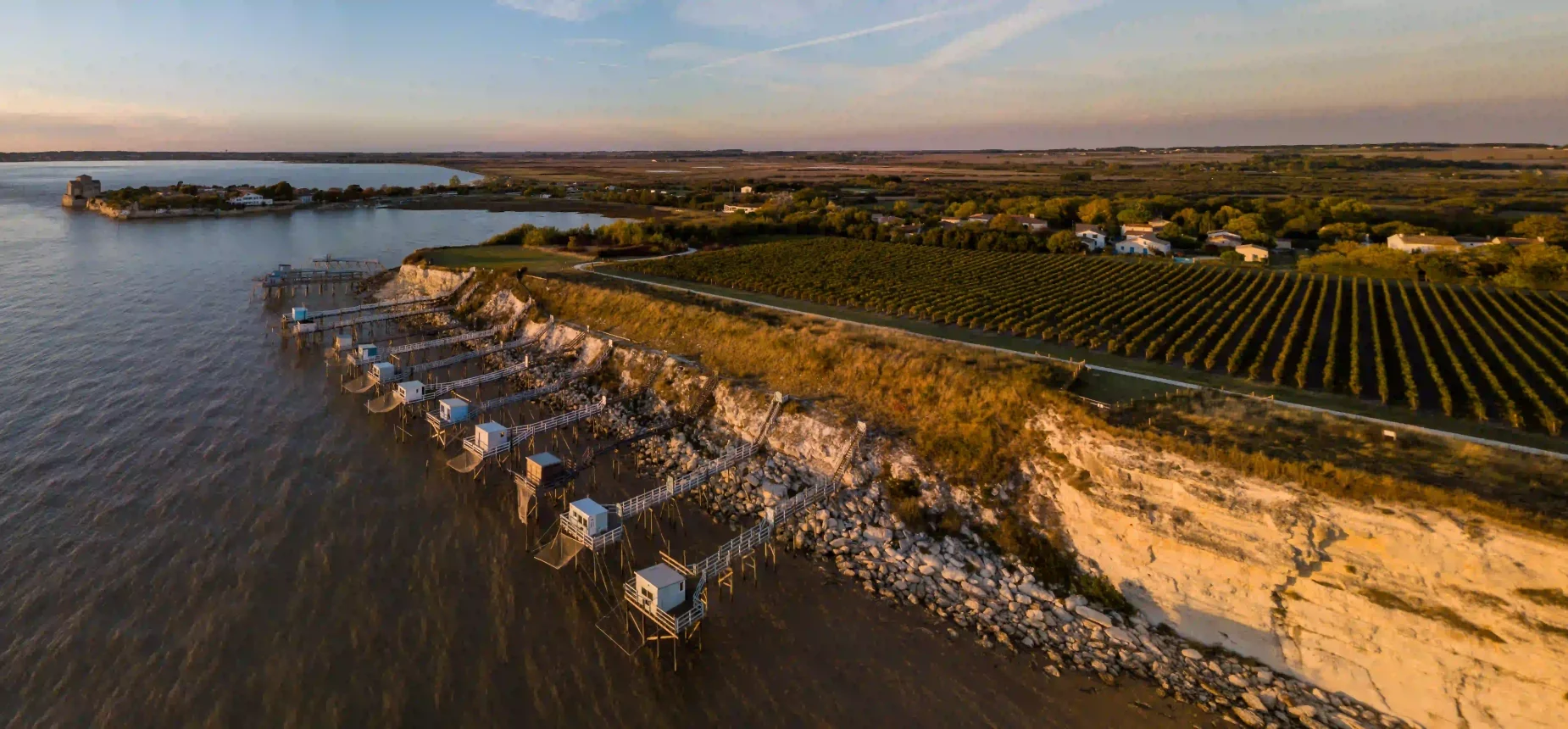 Vue aérienne sur les carrelets de Talmont-sur-Gironde en Charente-Maritime.